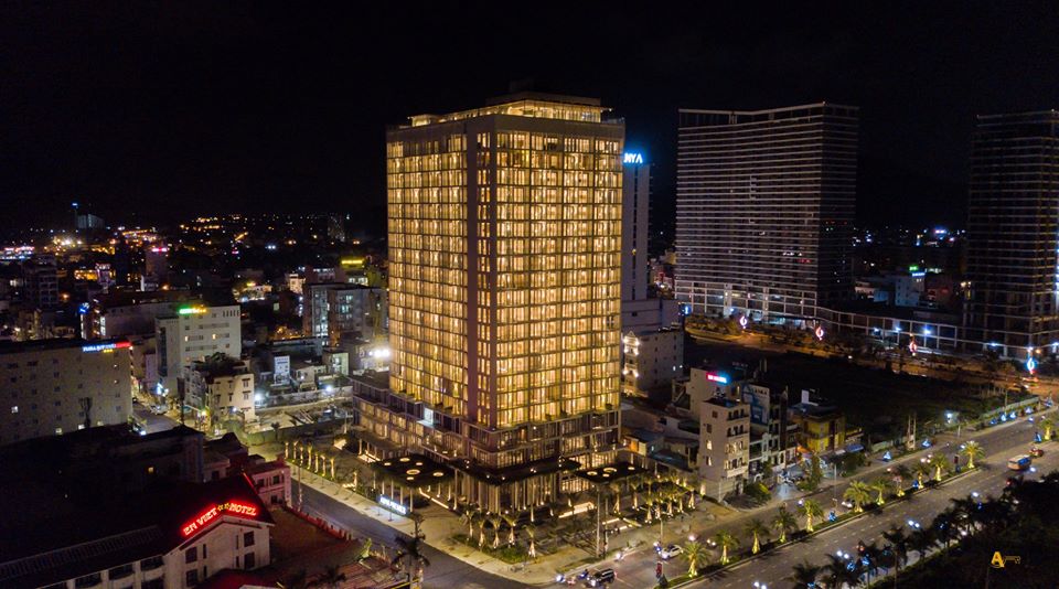 Anya Premier Hotel lung linh khi về đêm - Ảnh: Quy Nhơn Agency