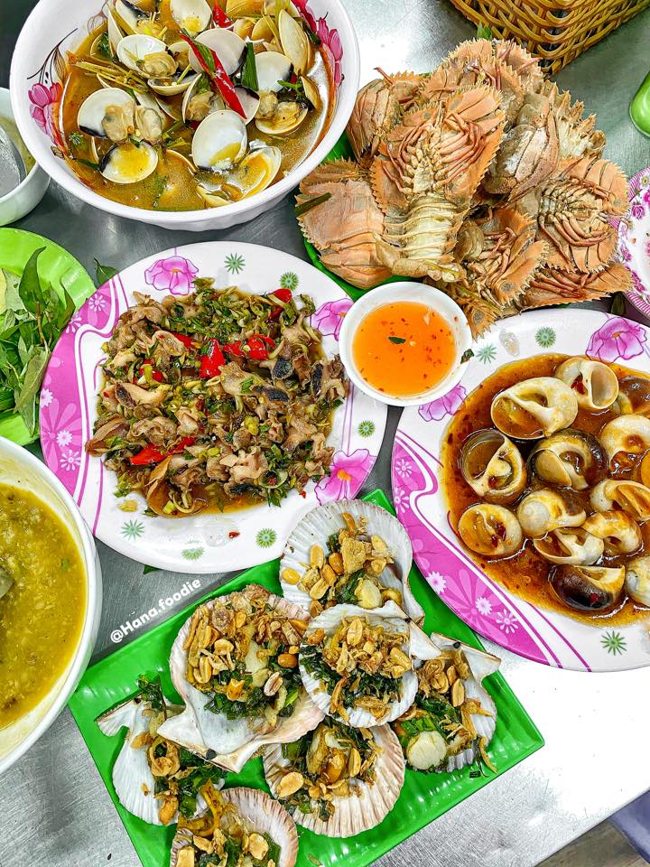 Ốc Cô Xí là quán hải sản Quy Nhơn được rất nhiều người biết đến. Ảnh: Hana Foodie