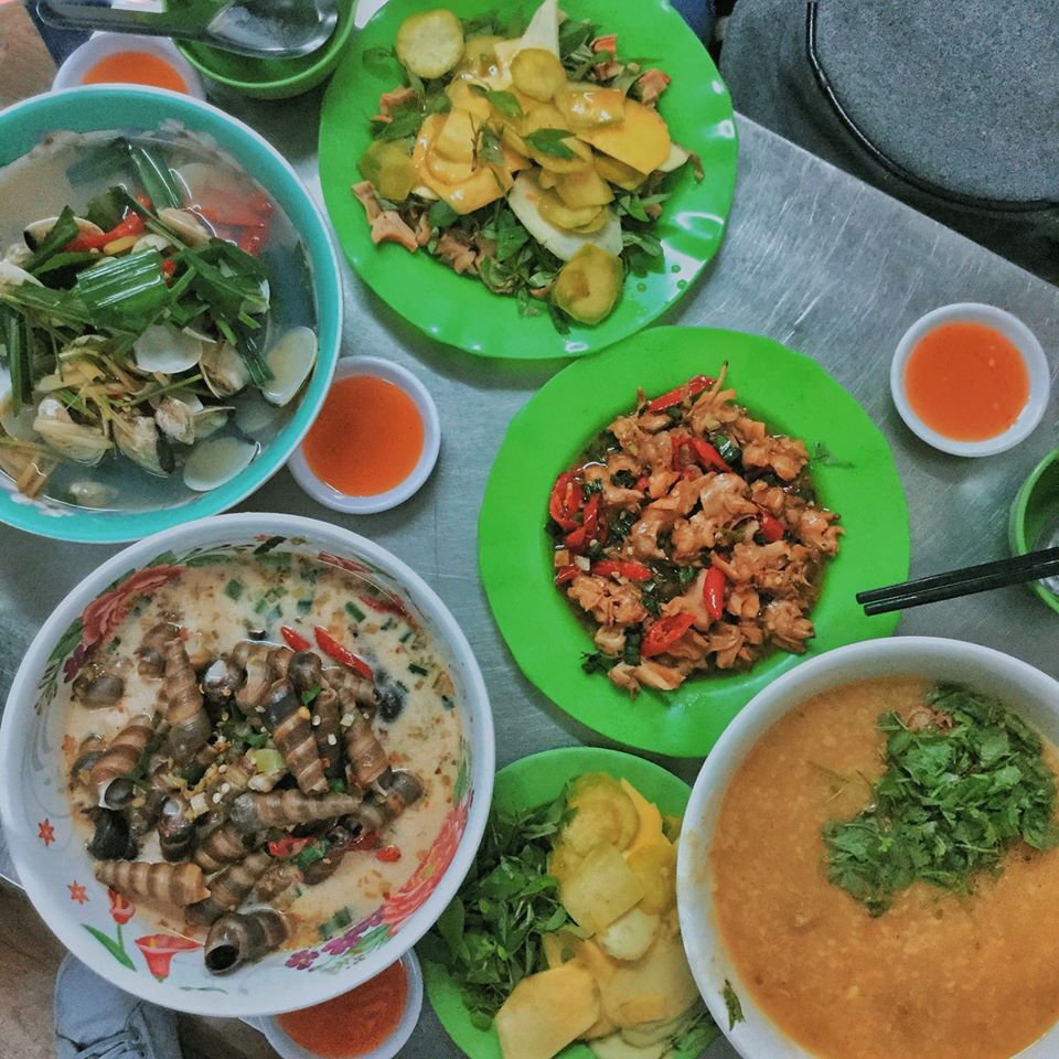 Ở đây có món ốc trộn gỏi rất ngon và đậm vị nhưng đặc biệt nhất phải kể đến "ốc xào sả ớt" cay hết cả lưỡi nhưng ngon cực kì. Ảnh: Bảo Qúy Trọng Thuận