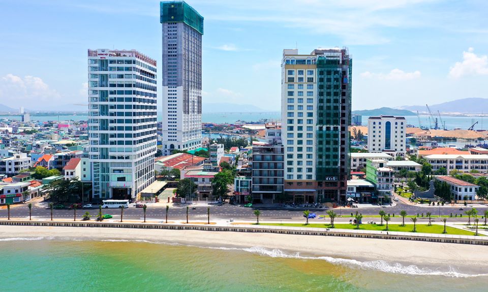 Nằm ngay trên cung đường sát biển Xuân Diệu và trung tâm thành phố biển - Ảnh: Viet Nam Taste Hotel