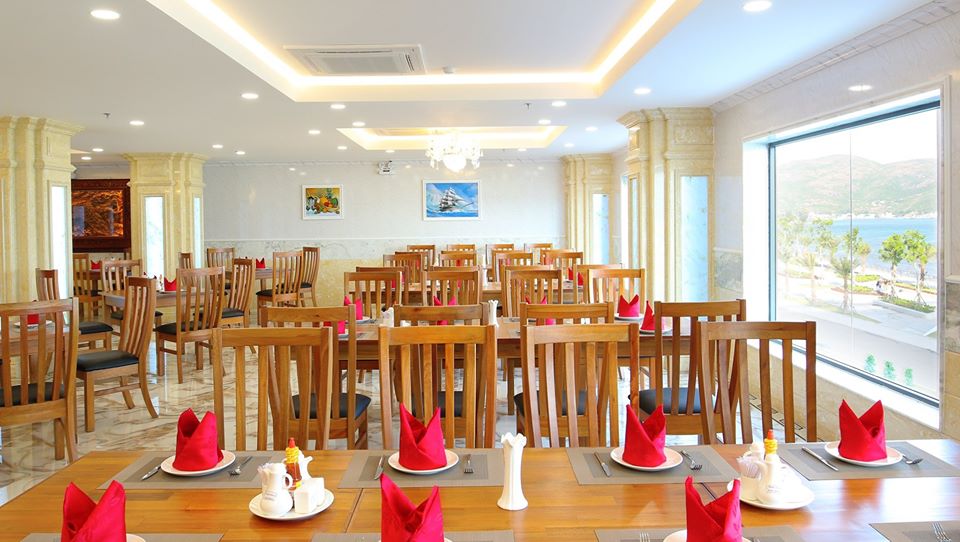 Không gian nhà hàng rộng rãi, thoáng đãng - Ảnh: Viet Nam Taste Hotel 